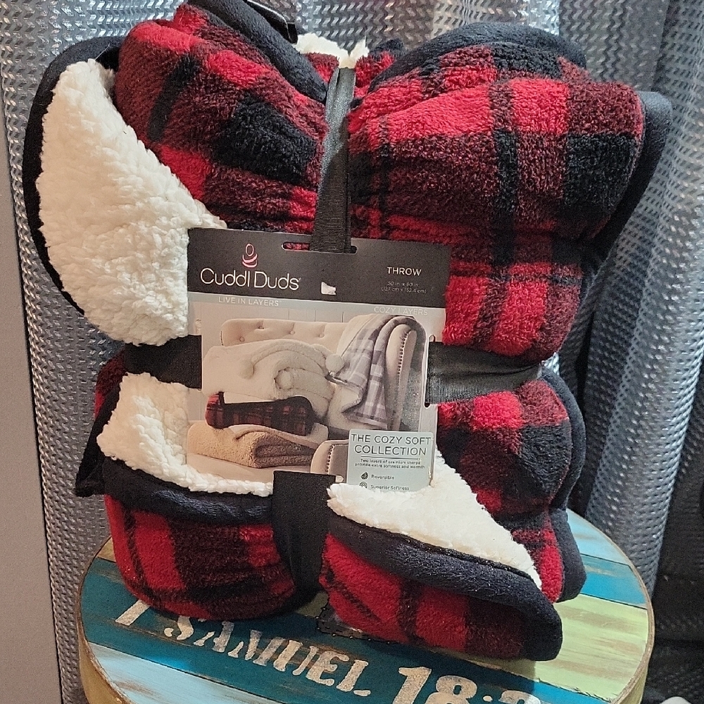 Cuddl Duds Red and Black Checkered Throw
